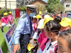 <b>迎“六一”汉中交警进校园送“安全大礼包”</b>