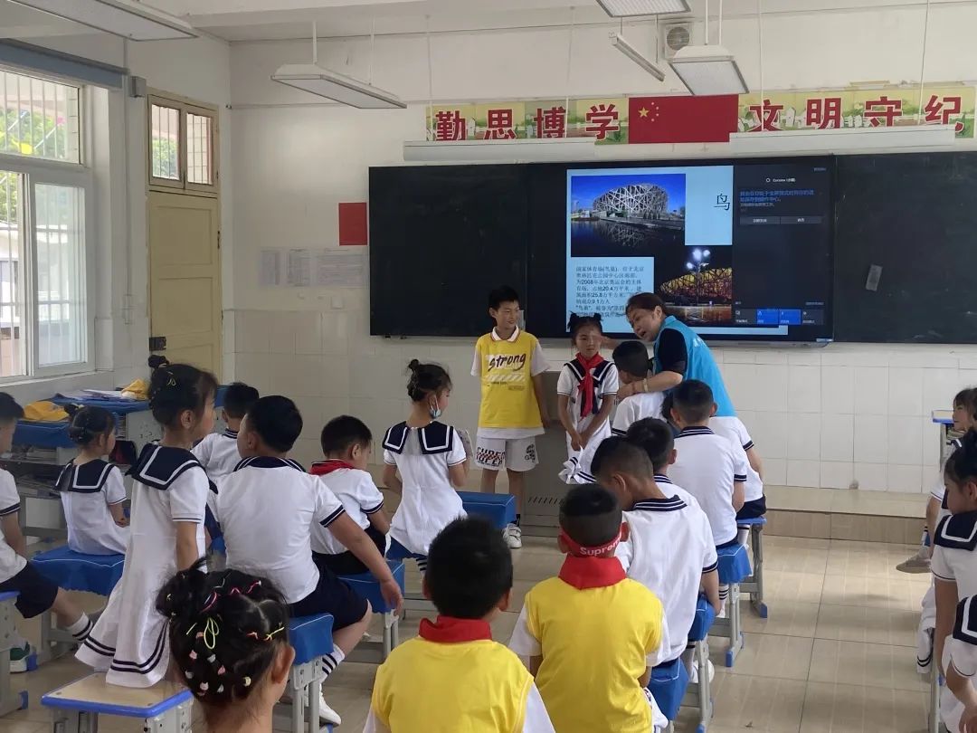 <b>志愿者走进大山为略阳仙台坝镇的孩子们实现节日愿望</b>
