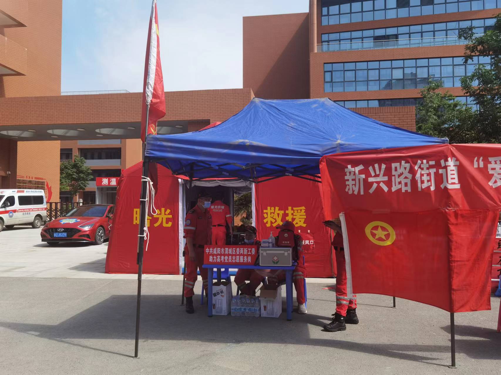 <b>咸阳3万考生考场内“话未来”  考场外家长不扎堆、不聚集做文明“守望者</b>