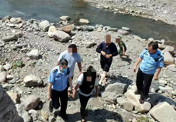 <b>“傻儿媳”怀身孕不愿回家 洛南民警“暖男式”救助</b>