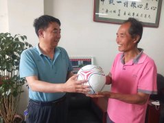 <b>三十八年“足球债”，农民大叔今日还</b>