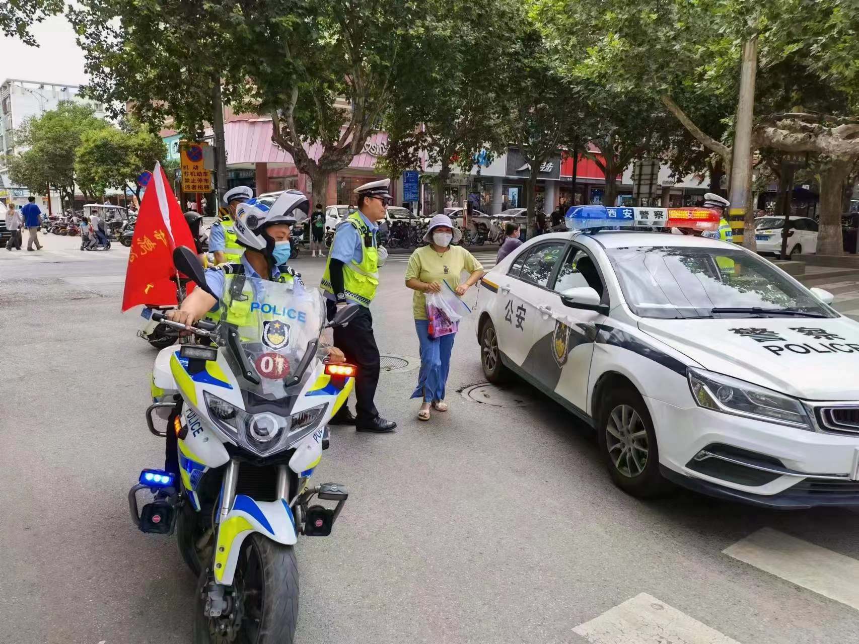 <b>加急办理证件47个 西安警方全力护航高考</b>