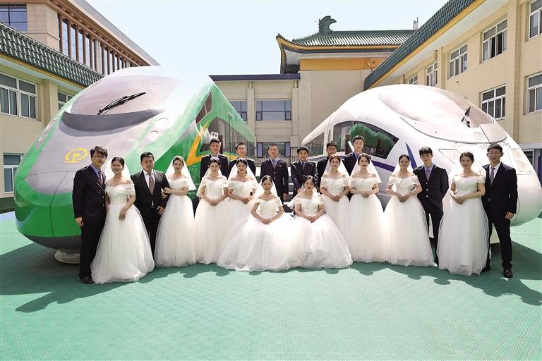 <b>陕西首趟集体婚礼主题定制列车开行</b>