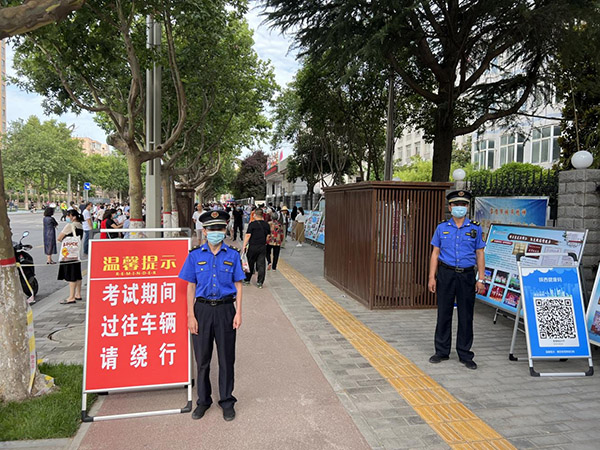 <b>柔性执法 “奔跑吧”少年 渭滨城管开展高考期间专项整治行动</b>