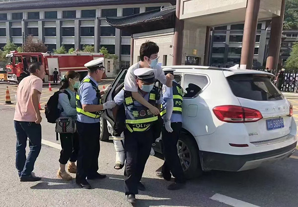 <b>“来，我背你”  考生行动不便，护考民警背进考场</b>
