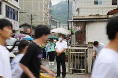 <b>镇巴突降暴雨 县委书记紧急探班考点确保高考工作顺利进行</b>