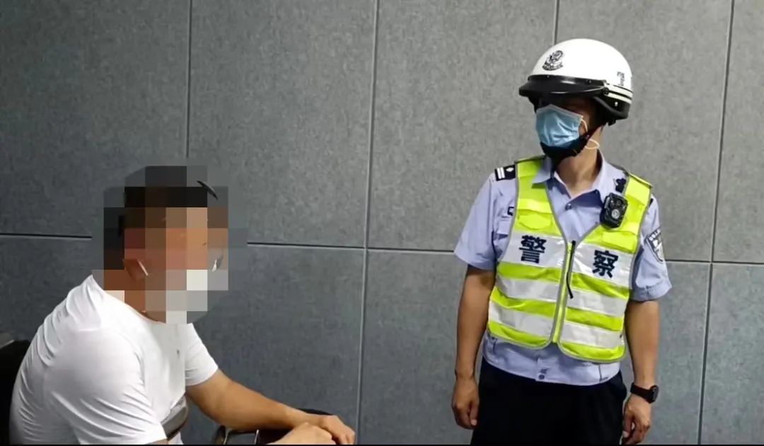 <b> 镇巴男子阻碍执法 竟拖拽交警驾车逃逸</b>