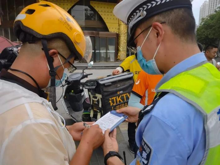 <b>@司机们 咸阳交警全面开展电动车交通违法专项整治</b>