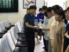 <b>铜川耀州区为脱贫家庭考生举办高考志愿填报指导会</b>