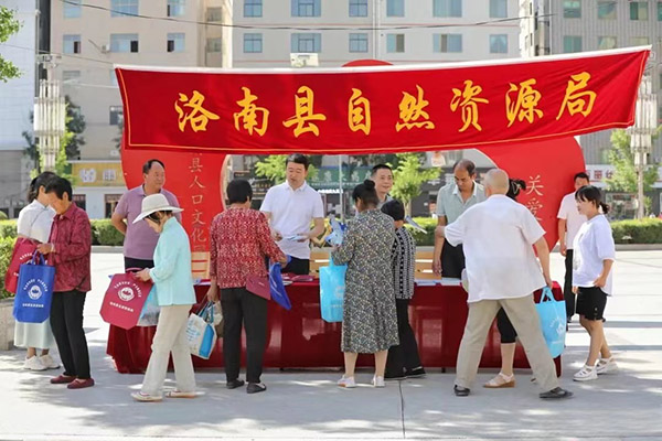 <b>洛南县自然资源局开展第32个全国“土地日”系列宣传活动</b>
