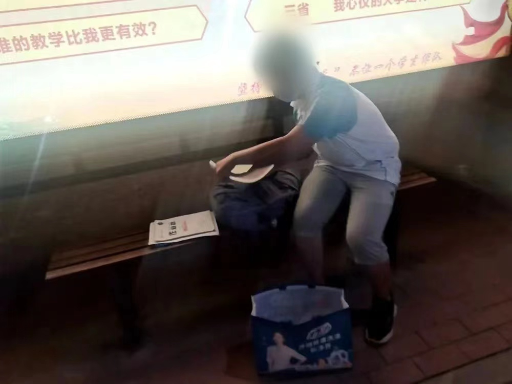 <b>学生深夜滞留公交站写作业 商洛巡警偶遇护送回家</b>