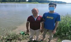 <b>洋县叔侄俩在自家稻田中捡到野生大鲵 携手水产中心工作人员将其放生汉江</b>