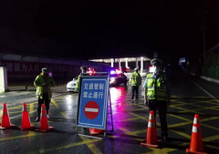 <b>强降雨致宝鸡一道路路面塌陷 目前禁止通行</b>