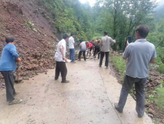 <b>商洛山体滑坡阻路 干群合力抢修5个小时疏通</b>