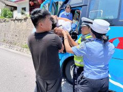 <b>耀州交警宣传途中遇事故 紧急救助暖人心</b>