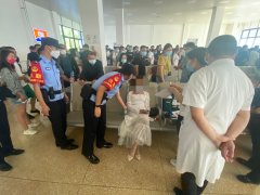 <b>女子在火车站候车突发癫痫  榆林铁警紧急救助</b>