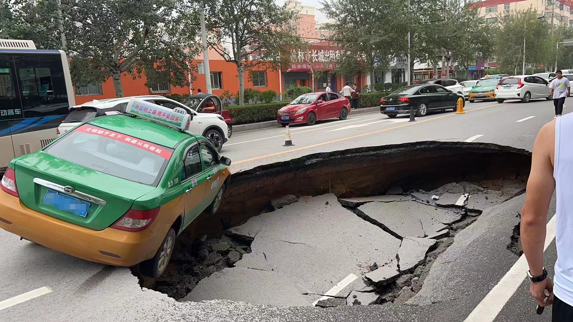 榆林市榆阳区一路面塌陷 一辆出租车被困  网友：不要再下雨了