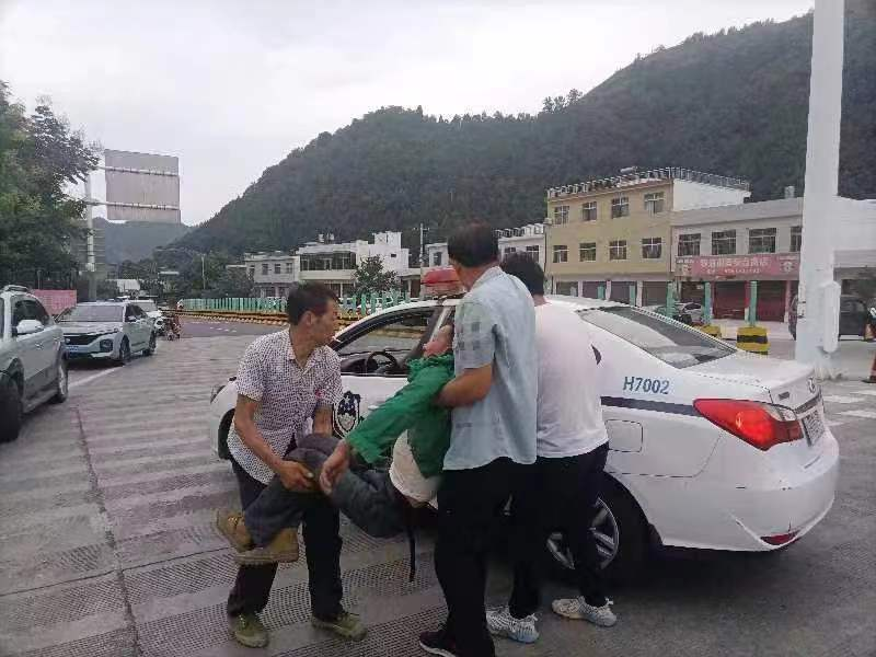 <b>商洛一村民打核桃被蜂蛰 交警开车快速送医</b>