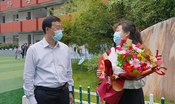 <b>教师节前夕送祝福 段小龙慰问渭滨区一线教师代表</b>