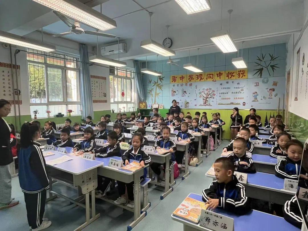 <b>灞桥区东城二小一年级的萌宝成长了 快来为他们喝彩吧</b>