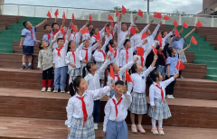 西安市第六十三中学举行“传承红色基因 向国旗敬礼