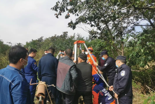 <b>七旬老人跌落10米深枯井 乾县民警用鼓风机紧急送氧救援</b>