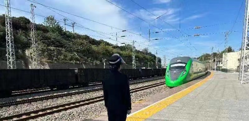 <b>陕西“复兴号朋友圈”扩大！安康至铜川、潼关至韩城首开“绿巨人”</b>