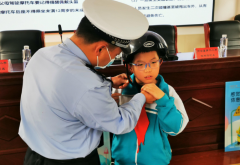 <b>为学生平安出行保驾护航 榆林府谷公安交警交通安全宣讲进校园 </b>