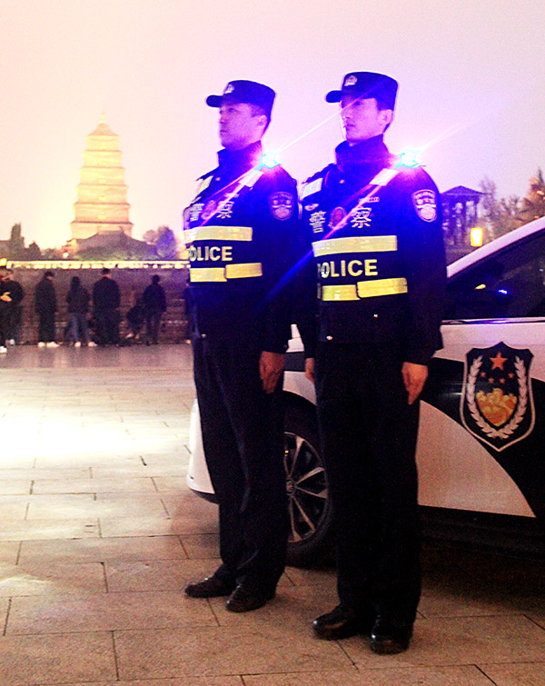 <b>“警察蓝”守护“平安红” 西安物侦警察支援雁塔巡防</b>