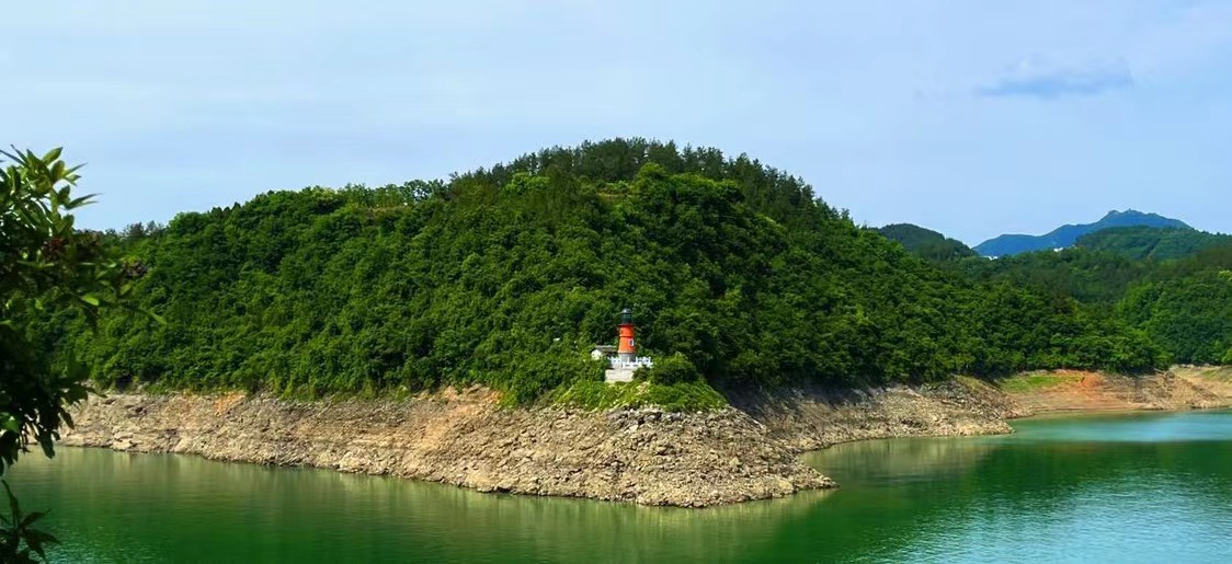 <b>朝看彩霞浮湖面，暮观红日融浪中！安康瀛湖试点精品航线，你游过吗？</b>