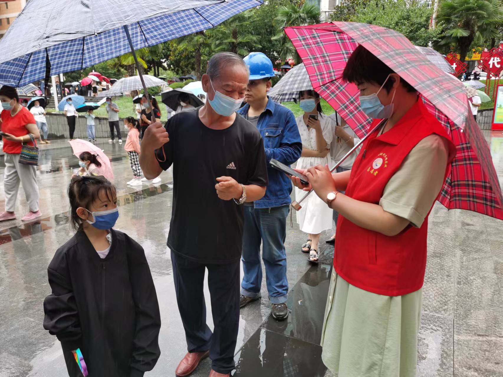 <b>宝鸡市凤县 党旗领航“双报到” 服务群众“践初心”</b>