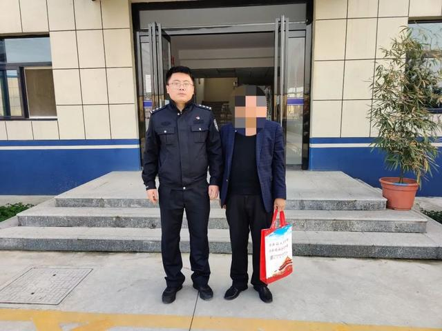 <b>咸阳老兵家中遗留一枚手榴弹和数十发子弹 其子主动上交当地派出所</b>
