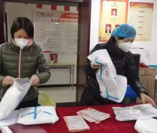 <b>西安市第五十三中学志愿者下沉社区抗疫驻守勇担当</b>