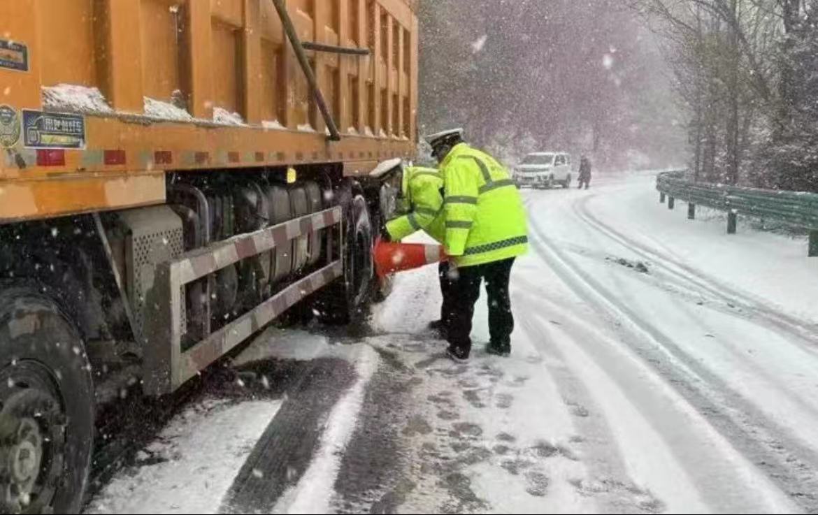 以“雪”为令保畅通！ 渭滨交警全力应对极寒降雪天气