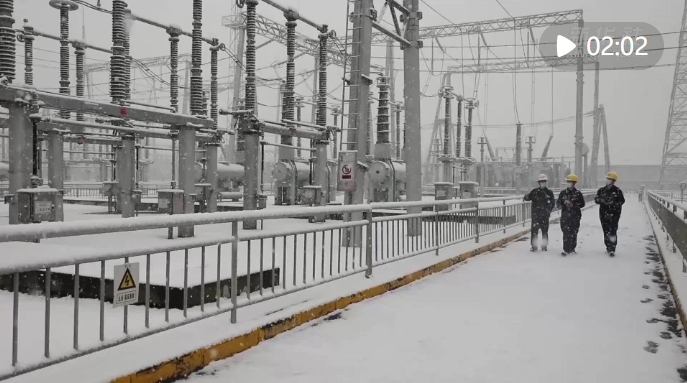 <b>战寒潮，他们冒雪前行保供电</b>