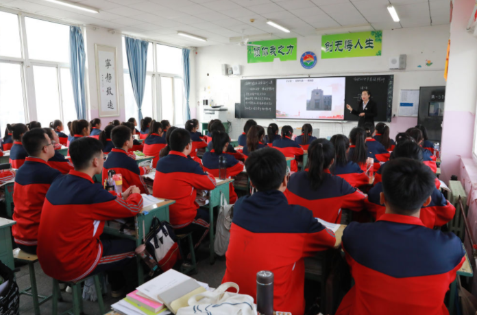 <b>新时代新征程新伟业|延安中学：用延安精神教书育人 探索思政“金课”范本</b>
