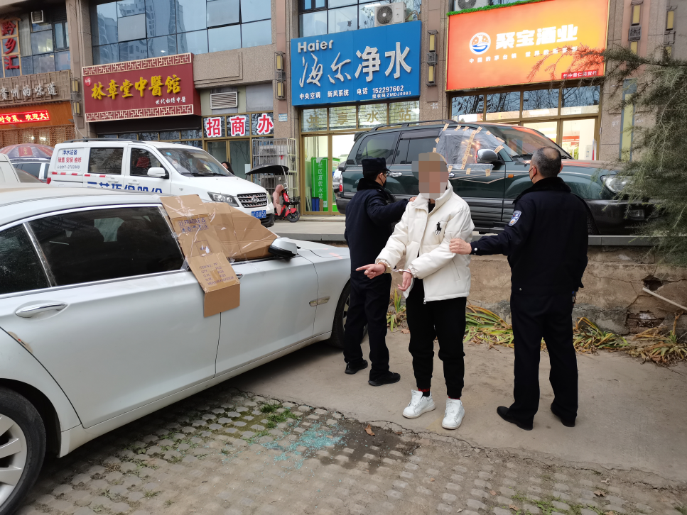 <b>宝鸡市高新公安8小时内破获砸车窗盗窃案</b>