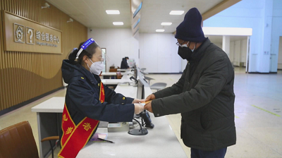 <b>榆林火车站“定制五色爱心卡” 温暖春运回家路</b>