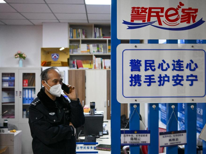 <b>新春走基层丨骑自行车服务社区居民的民警老陈</b>