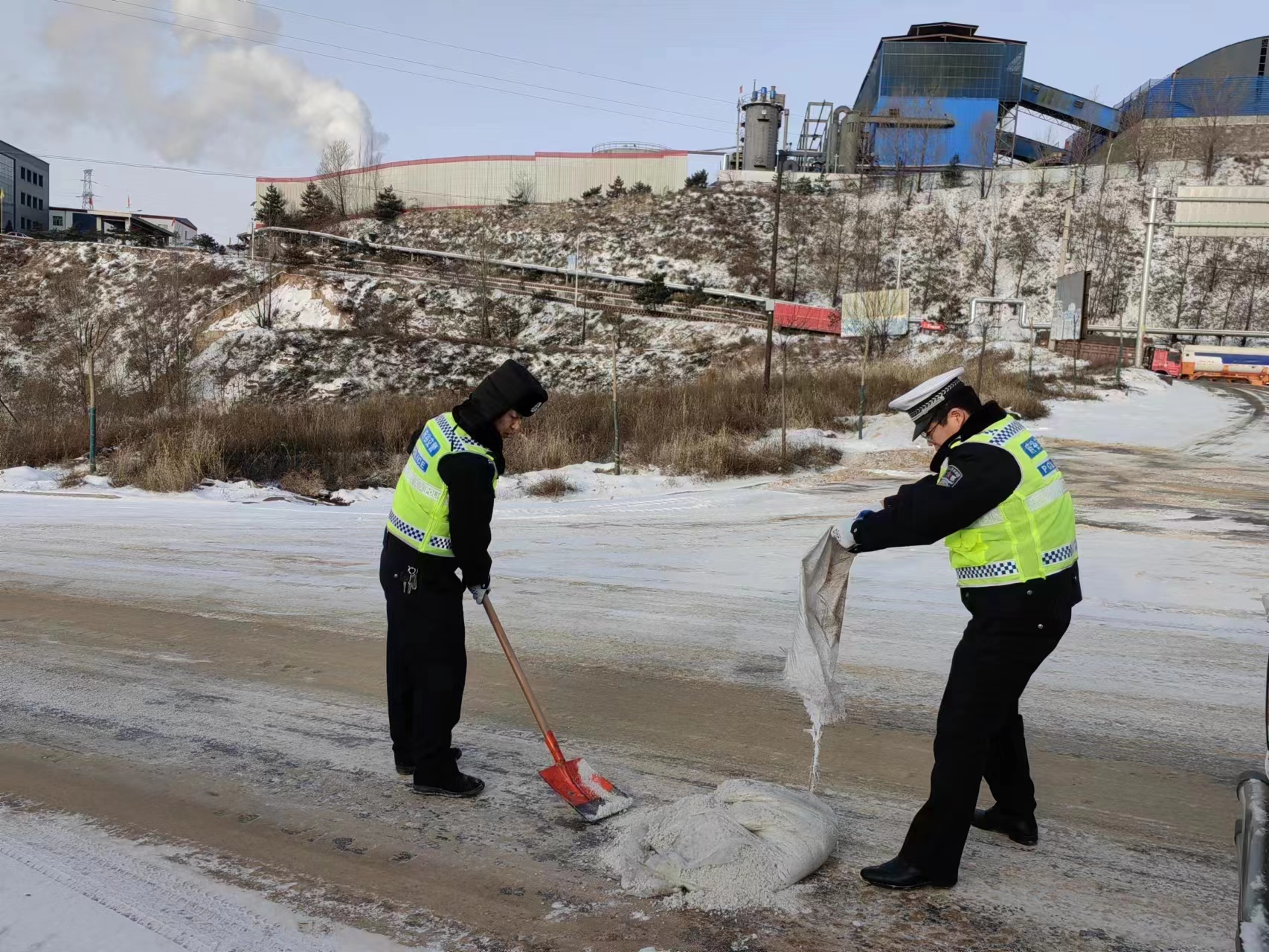 <b>府谷交警融雪除冰保安全</b>