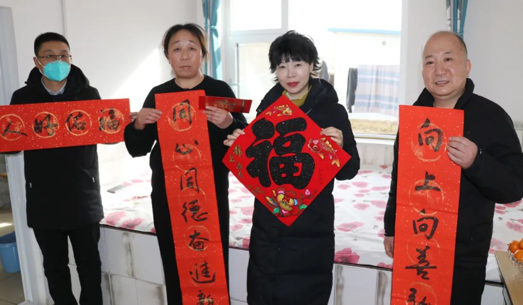 <b>靖边县委常委、宣传部部长李京津走访慰问道德模范和身边好人</b>
