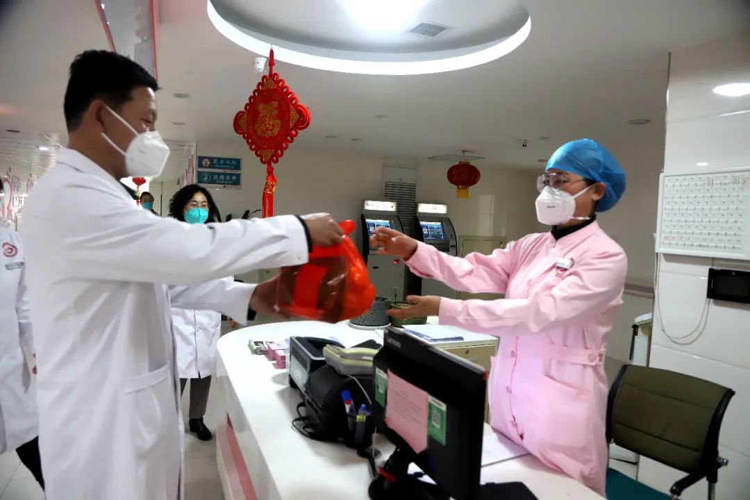 <b>榆阳区妇幼保健院除夕慰问坚守在一线的工作人员</b>
