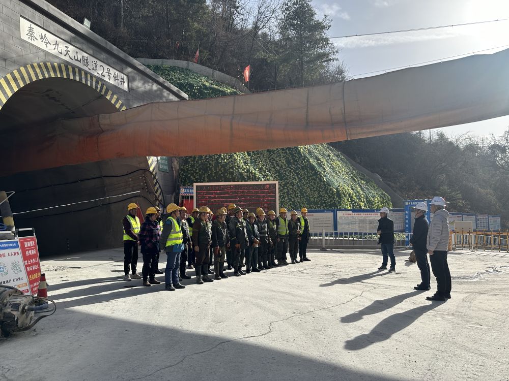 <b>秦岭深处，西康高铁春节建设不停歇</b>