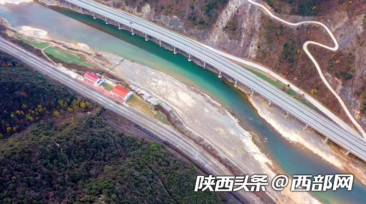 <b>新春走基层｜扎根秦岭深处28载 守护大山里的列车</b>