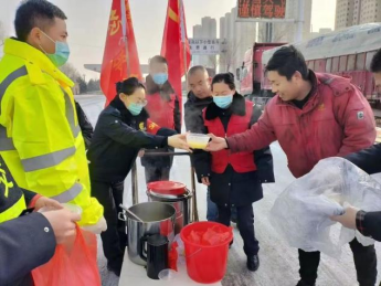 <b>大雪封路车滞留，靖边东收费站发放爱心早餐暖人心</b>
