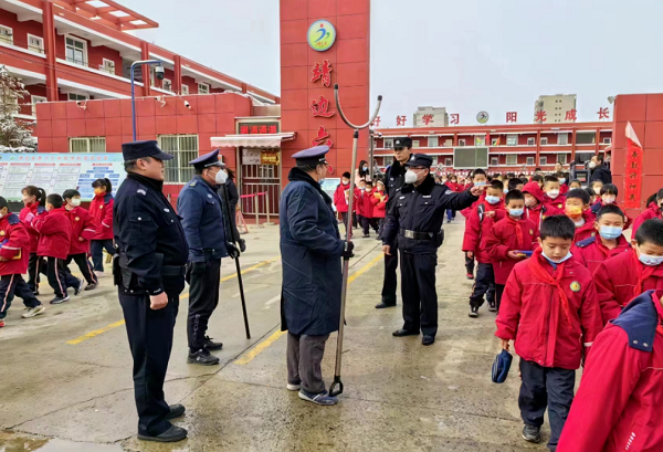 <b>靖边县西郊派出所：拉紧校园安全弦 全力护航开学季</b>