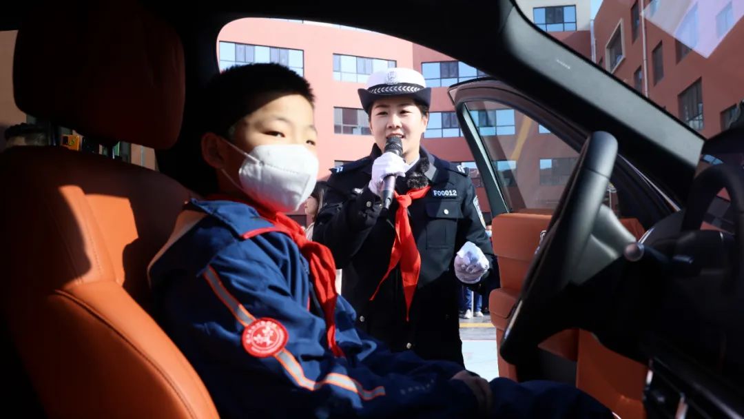 <b>榆林公安：护航开学季 撑起“平安伞”</b>