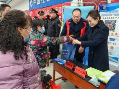 政务下乡赶大集 凤县“零距离”倾情解决群众政务问题