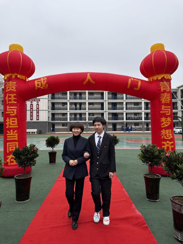 <b>高三成人礼校长喊话：愿我们拼搏的节奏 赶得上父母衰老的速度</b>