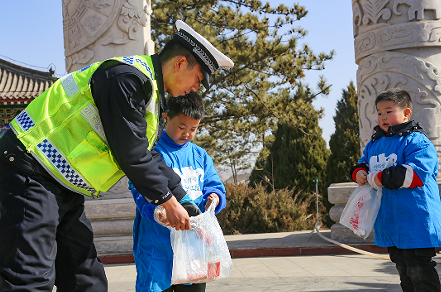 <b>府谷交警开展“情暖雷锋日 志愿我先行”主题活动</b>